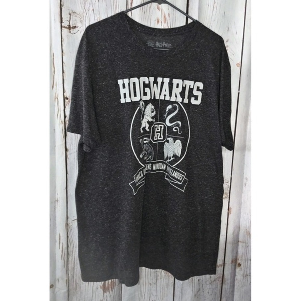 Harry Potter Hogwarts Crest Draco Dormiens Nunquam Titillandus Adult 2X T-shirt - Picture 1 of 3
